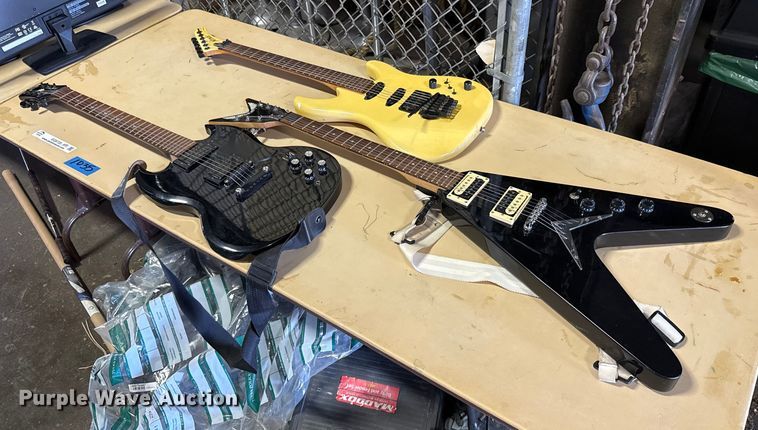 (3) guitars - EG8720