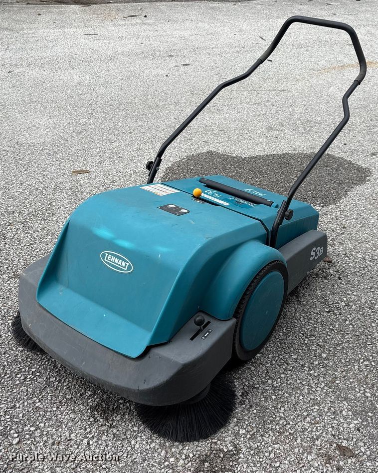 Tennant S3B floor sweeper - EG8761