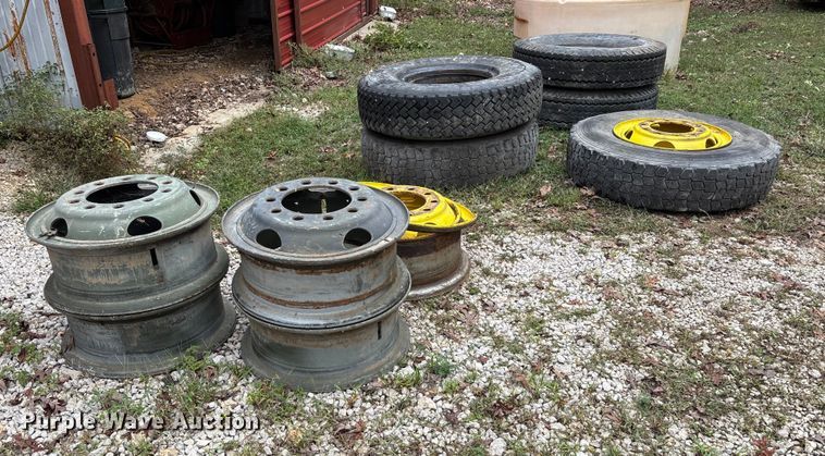 Truck tires and wheels - EJ7673