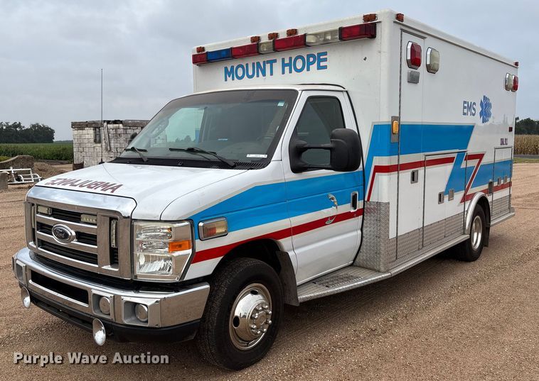 2010 Ford E450 ambulance - EM8248