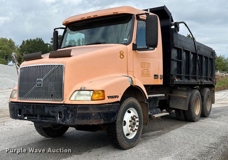 1998 Volvo VN dump truck - EN5622