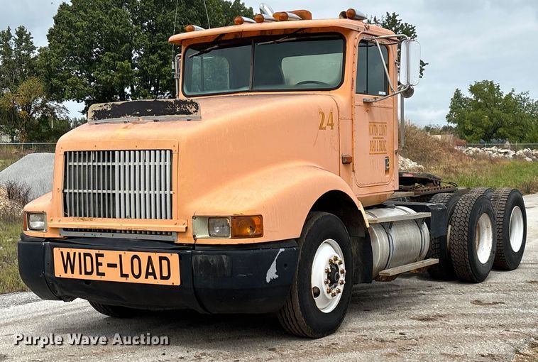 1992 International 9400 semi truck - EN5626