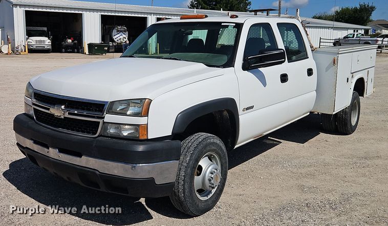 2006 Chevrolet Silverado 3500 Crew Cab utility bed pickup truck - EO4667