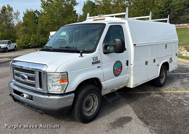 2013 Ford E350 Super Duty utility van - ET4565