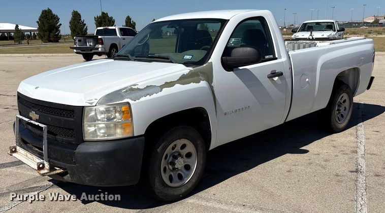 2011 Chevrolet Silverado 1500 pickup truck - EU4684