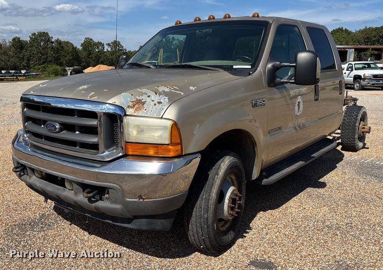 2001 Ford F350 Super Duty Crew Cab pickup truck cab and chassis - EV3034