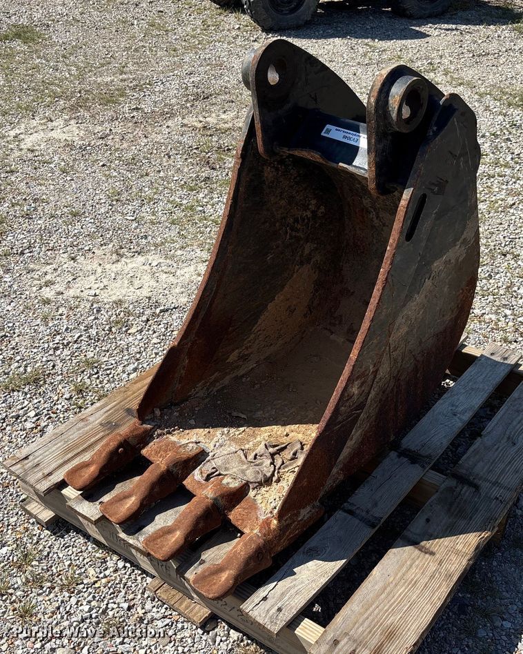 Caterpillar 18" W backhoe bucket - EV3046