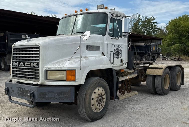 1993 Mack CH613 semi truck - GH9406