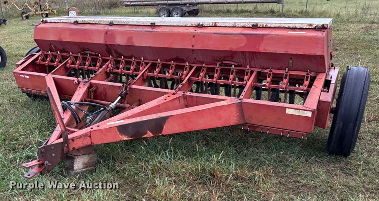 International 510 grain drill - DY8222