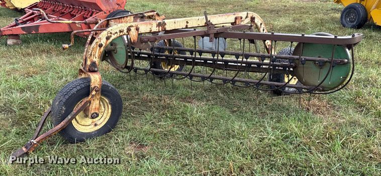 John Deere hay rake - DY8223