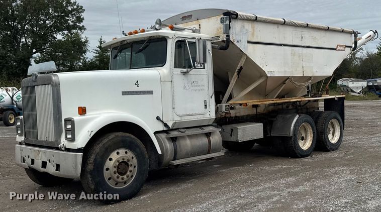 1985 International F9370 feed delivery truck - EA1873