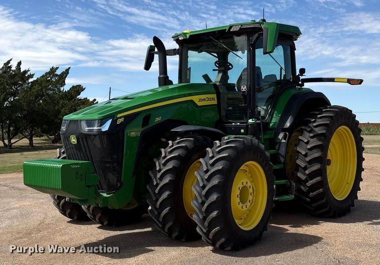 2020 John Deere 8R250 MFWD tractor - EU4663