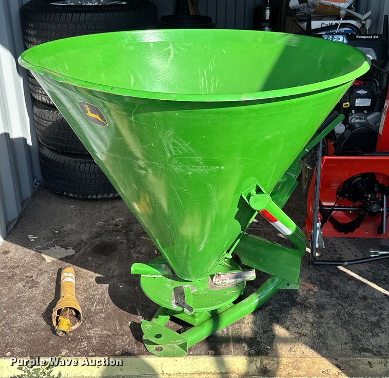 John Deere Spreader - EV1946