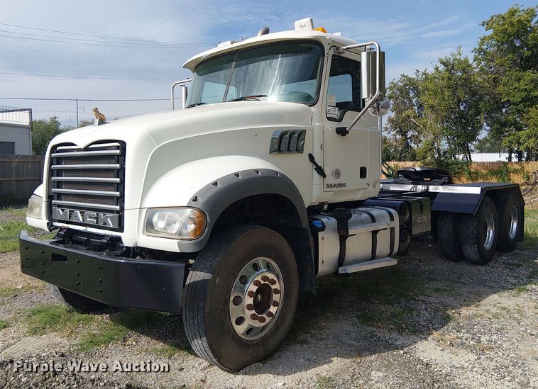 2014 Mack GU713 semi truck - DJ7826