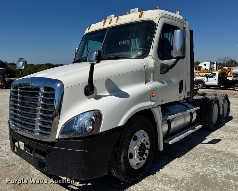 2010 Freightliner Cascadia semi truck - DO2296