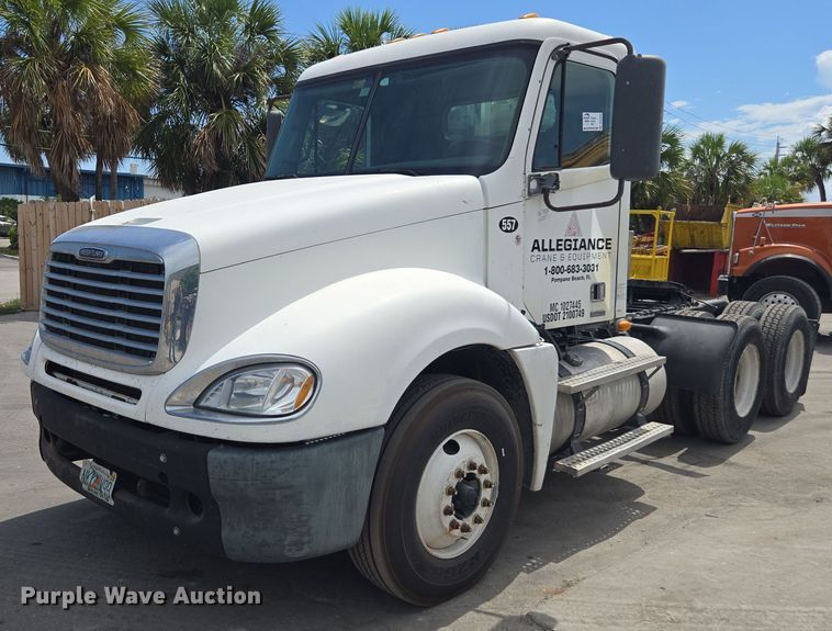 2007 Freightliner Columbia semi truck - DU7949