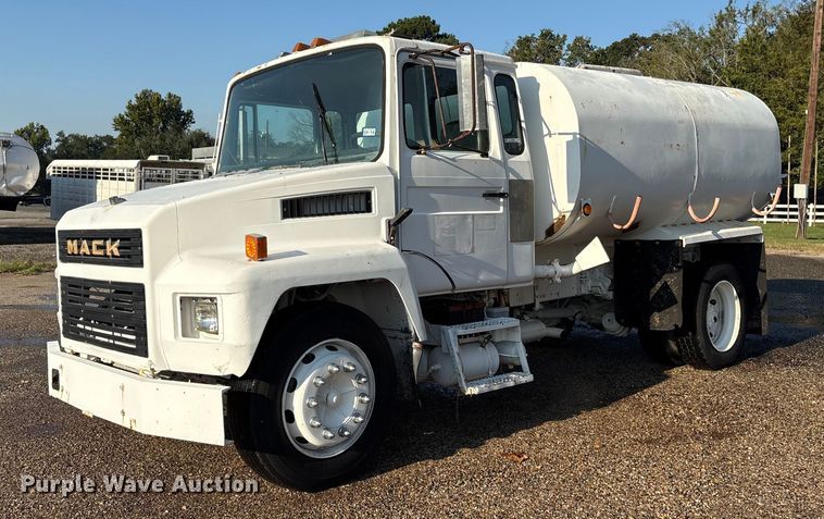 1989 Mack CS water truck - DY0961