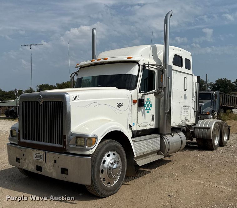 2001 International 9900i semi truck - DY8115