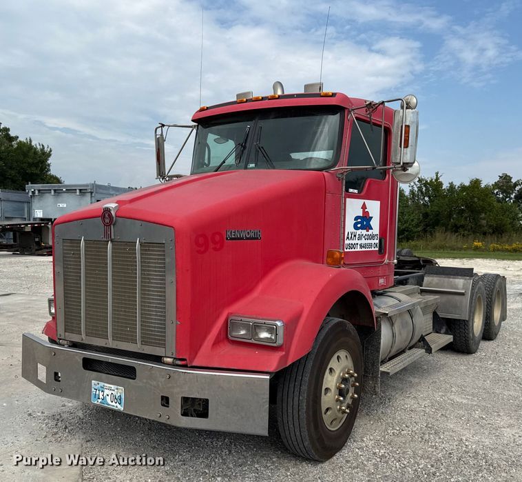 2007 Kenworth semi truck - DY8194