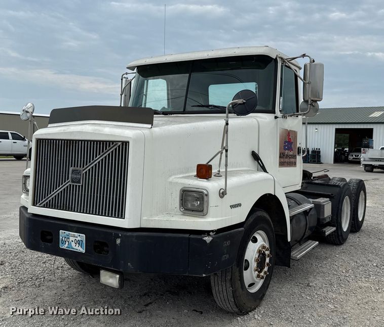 1996 Volvo WG semi truck - DY8196