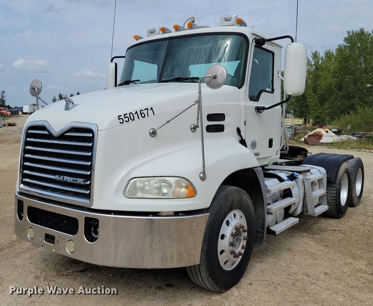 2016 Mack CXU613 semi truck - DZ6608