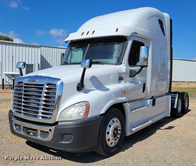 2015 Freightliner  Cascadia  semi truck - DZ6639