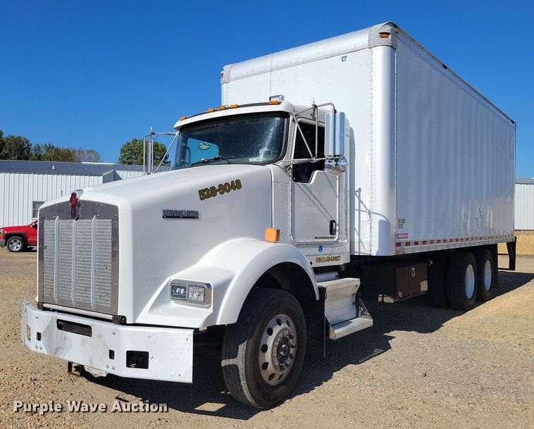 2013 Kenworth  T800 box truck - DZ6641