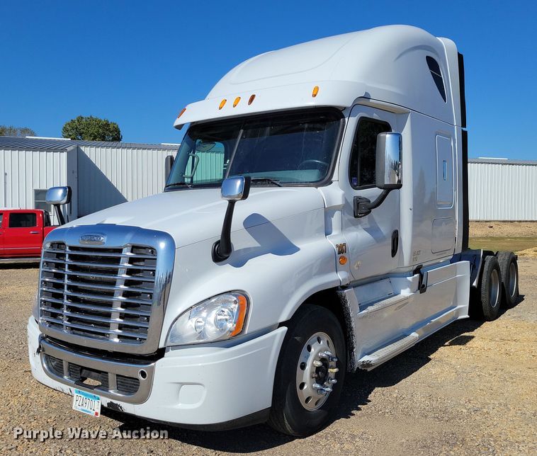 2015 Freightliner  Cascadia semi truck - DZ6642