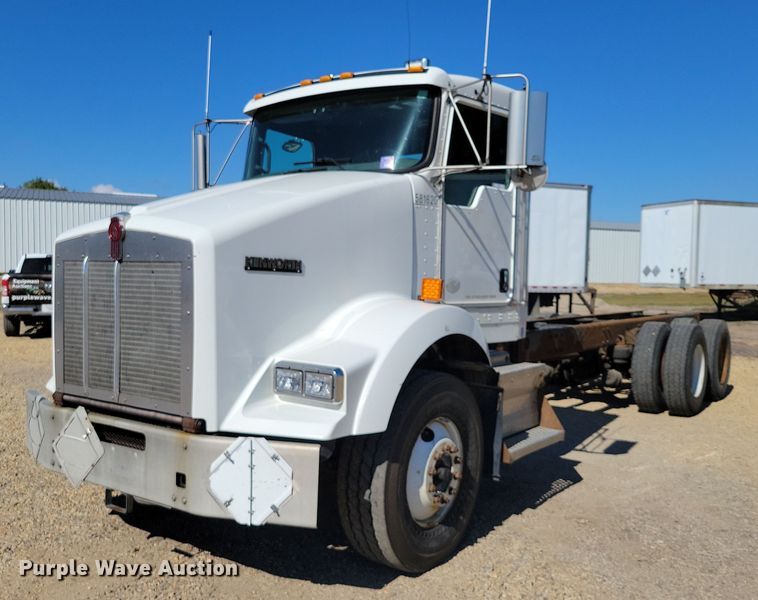 2010 Kenworth  T800 truck cab and chassis - DZ6643