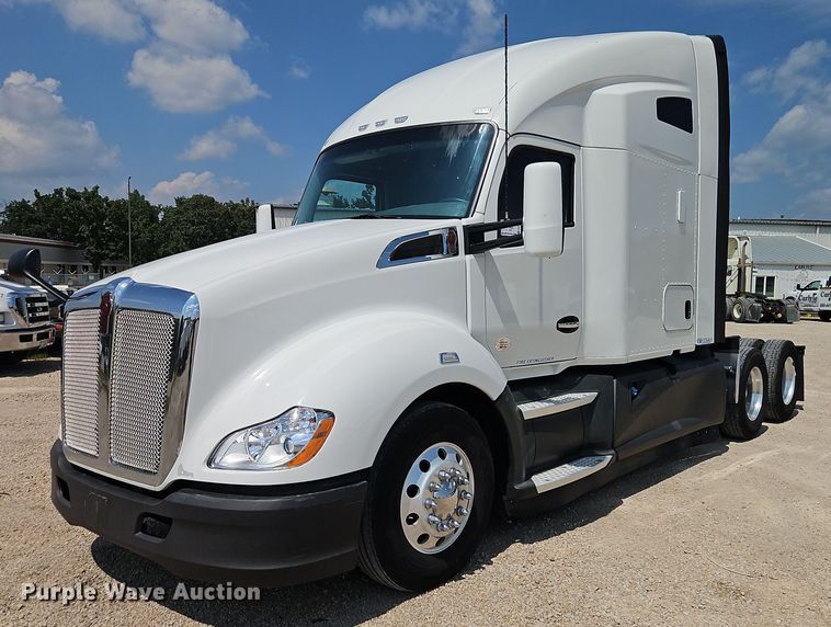 2017 Kenworth T680 semi truck - EB8218