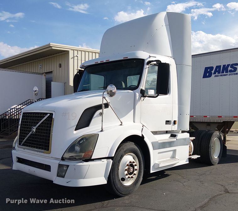 2005 Volvo VNL semi truck - EC1204