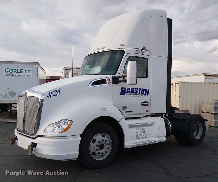 2017 Kenworth T680 semi truck - EC1205