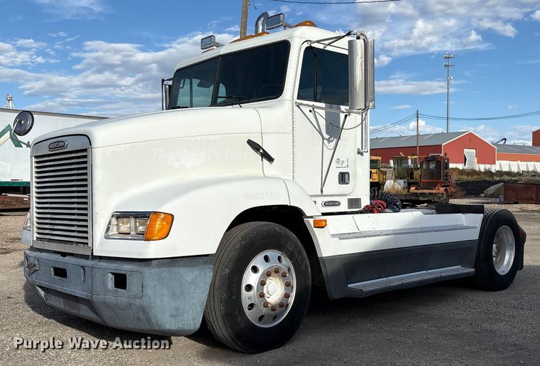 2000 Freightliner FLD semi truck - EC8038