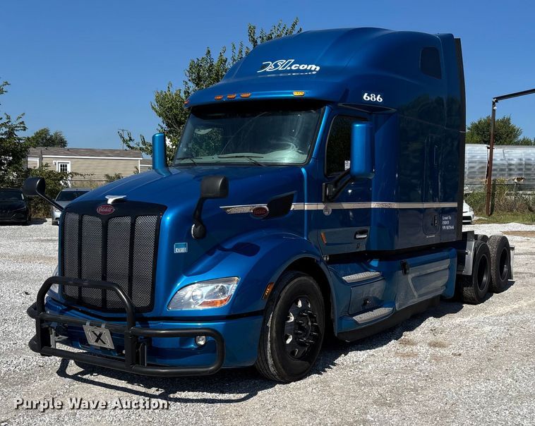 2022 Peterbilt 579 semi truck - ED2250