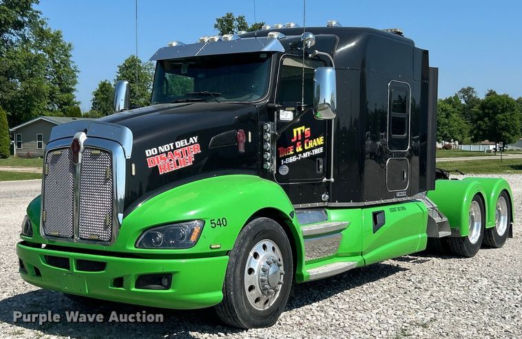 2016 Kenworth  T600 semi truck - EF2075