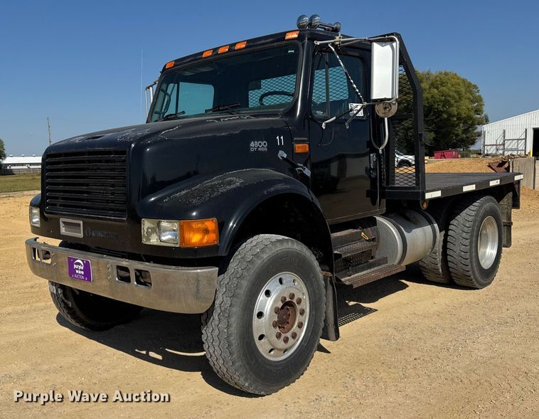 1995 International 4800 flatbed truck - EF2186