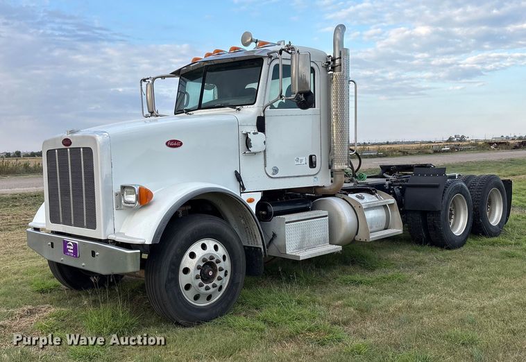 2017 Peterbilt 367 semi truck - EF6070