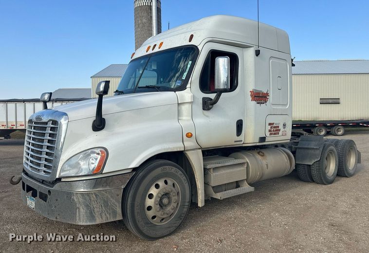 2009 Freightliner Cascadia semi truck - EL0023