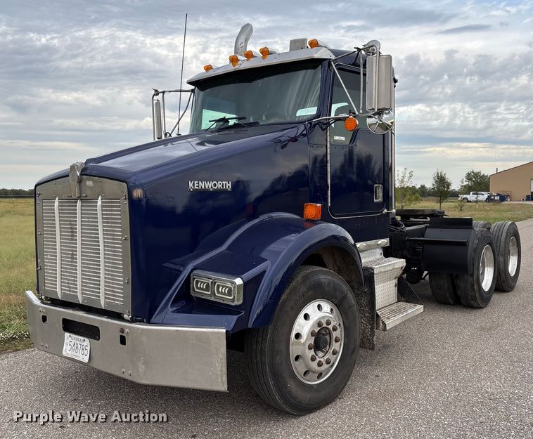 1999 Kenworth T800 semi truck - EM8198