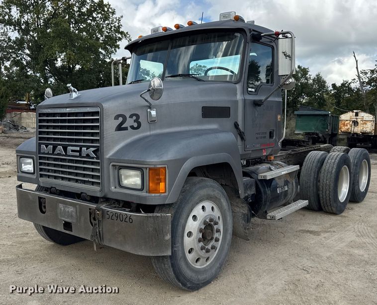 2004 Mack CH613 semi truck - ER0136