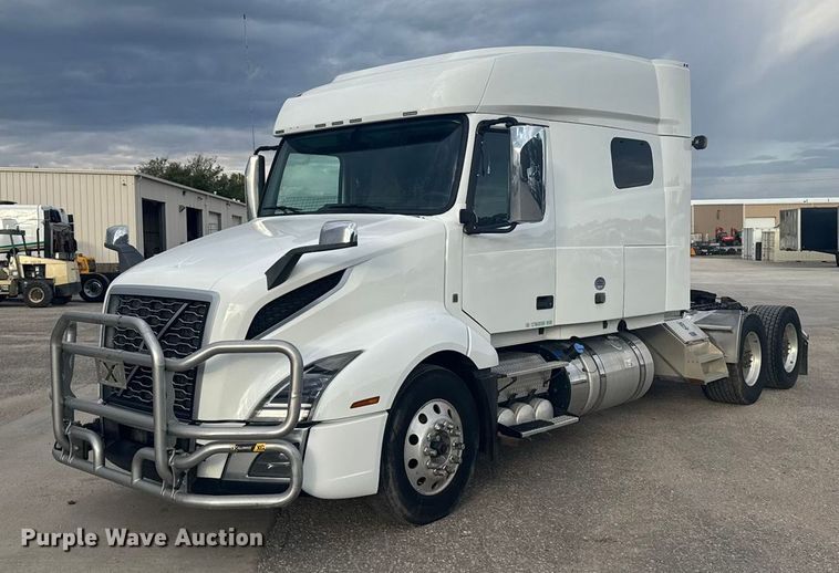 2022 Volvo VNL semi truck - EU6109