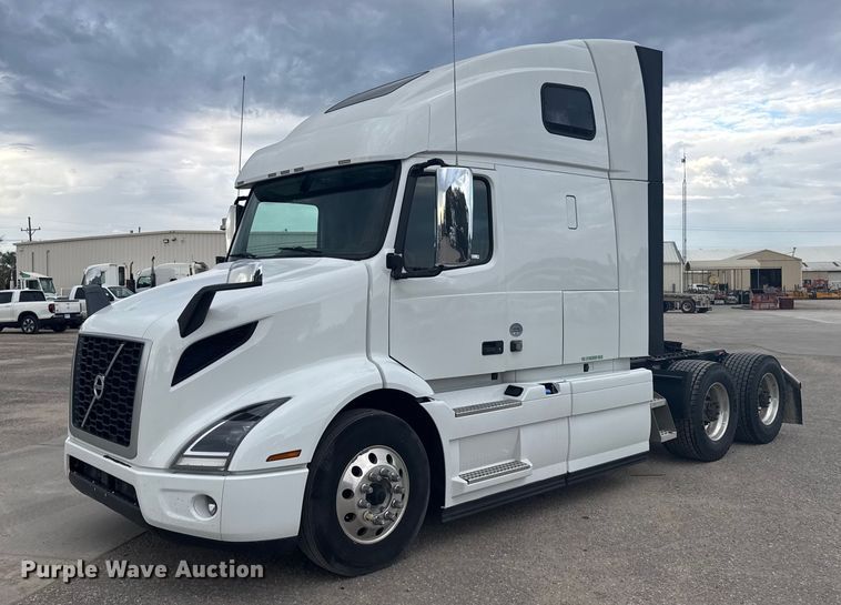 2022 Volvo VNR semi truck - EU6110
