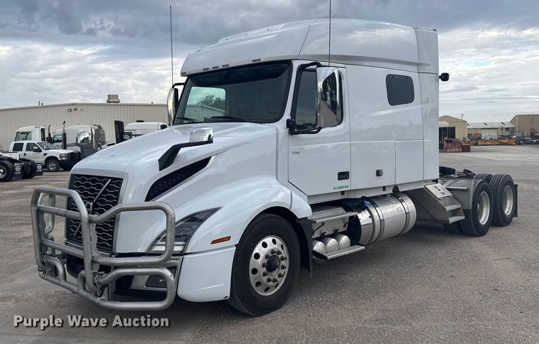 2021 Volvo VNL semi truck - EU6111