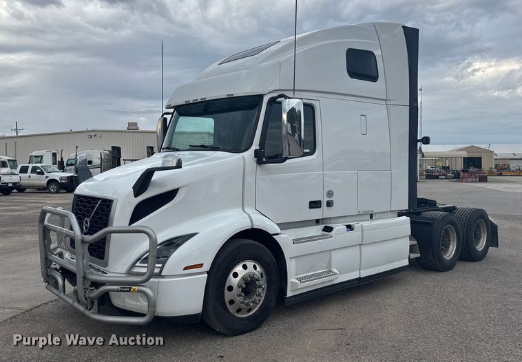 2022 Volvo VNR semi truck - EU6112