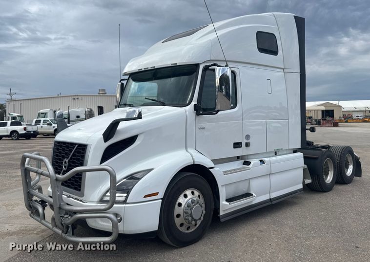 2022 Volvo VNR semi truck - EU6113