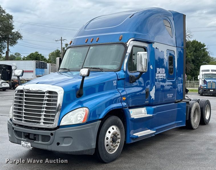 2017 Freightliner semi truck - EV1867