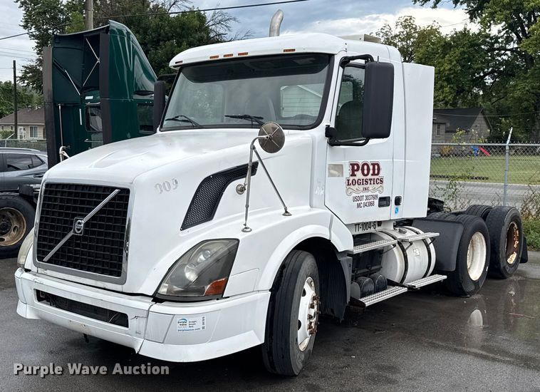 2008 Volvo VNL  semi truck - EV1871