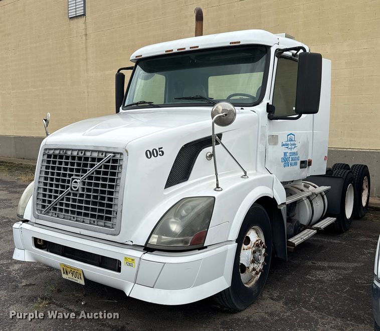 2008 Volvo  VNL semi truck - EV1877