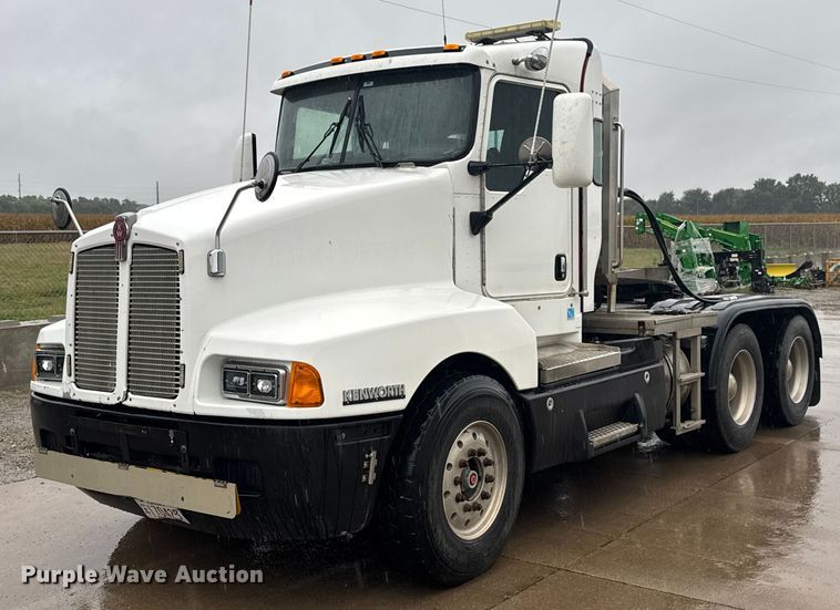2003 Kenworth T600 semi truck - EV1900