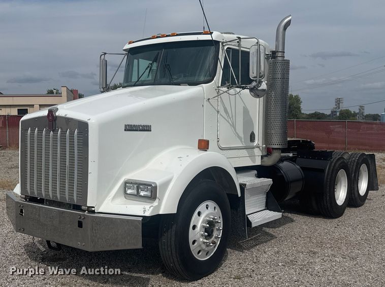 2004 Kenworth T800 semi truck - EV1986